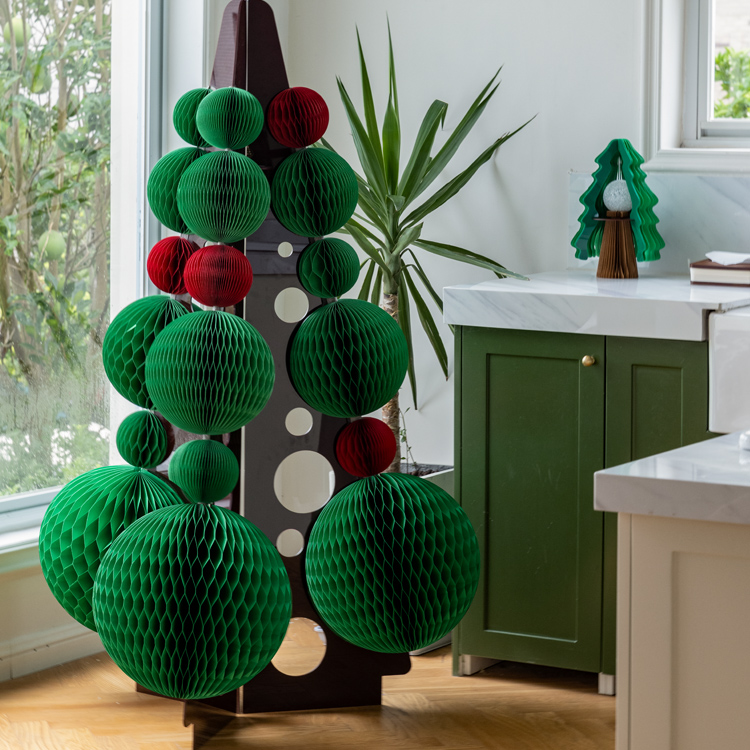 Cover the tree with plump spheres of different sizes a