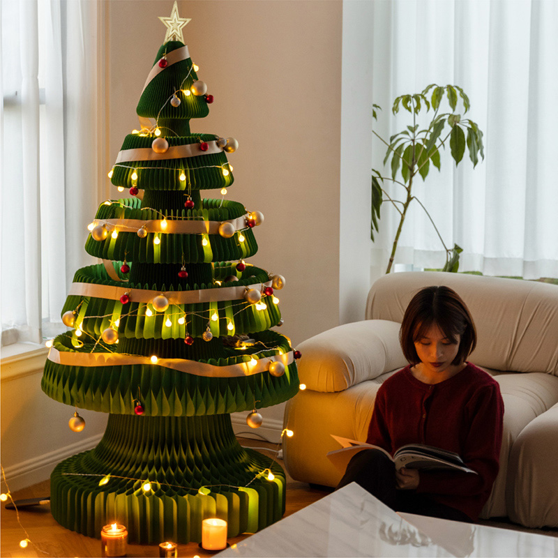 Stilvoller Papier-Weihnachtsbaum mit Lichtern und schönem Weihnachtskugel-Dekor, faltbare Konstruktion, einfache Aufbewahrung