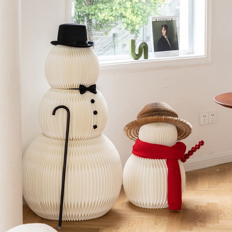Dulce y linda fiesta de hombre de nieve de papel y decoración del hogar en una construcción especial de panal