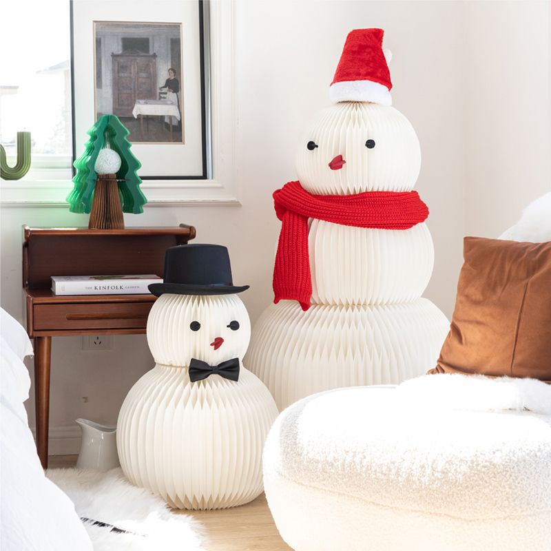 Dulce y linda fiesta de hombre de nieve de papel y decoración del hogar en una construcción especial de panal
